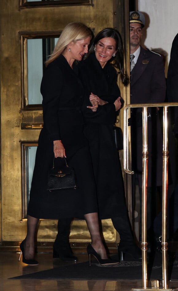 la reine Letizia d'Espagne et Marie Chantal Miller - Les invités de la famille de Grèce quittent le restaurant après un dîner la veille des funérailles de Constantin II de Grèce à Athènes le 15 janvier 2023. 