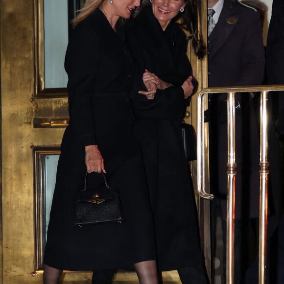 la reine Letizia d'Espagne et Marie Chantal Miller - Les invités de la famille de Grèce quittent le restaurant après un dîner la veille des funérailles de Constantin II de Grèce à Athènes le 15 janvier 2023. 