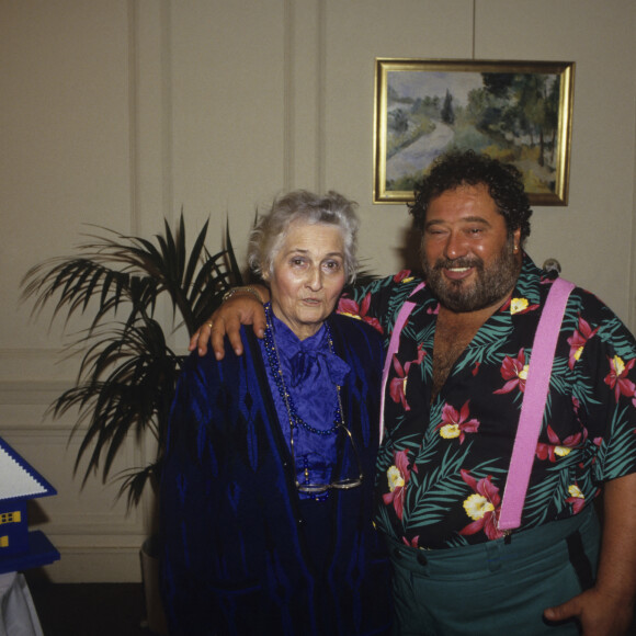 Archives - En France, à Paris, lors de la Remise du Prix LEGO, Françoise Dolto, posant avec son fils Carlos.