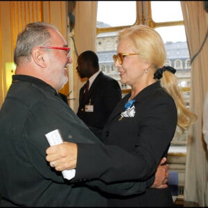 Carlos et Sylvie Vartan recoivent les insignes d'officier dans l'ordre national du mérite au ministère de la culture à Paris.