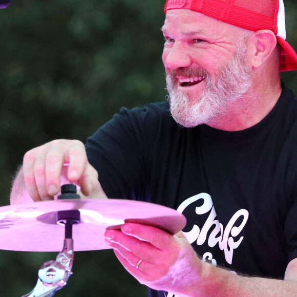 Exclusif - Le grand chef cuisinier et présentateur télé Philippe Etchebest et son groupe de Rock "The Chef and the gang" donnent un concert d'été sur la scène d'un théâtre en plein air, à Pessac près de Bordeaux. Le 23 Juillet 2020. © Patrick Bernard-Fabien Cottereau / Bestimage