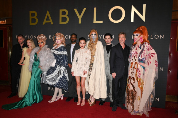 Matthew Plouffe, Olivia Hamilton, Lolita Banana, La Briochée, Jovan Adepo, Li Jun Li, Damien Chazelle, Brad Pitt et Paloma à la première du film "Babylon" au cinéma Le Grand Rex à Paris, France, le 14 janvier 2023. © Coadic Guirec/Bestimage