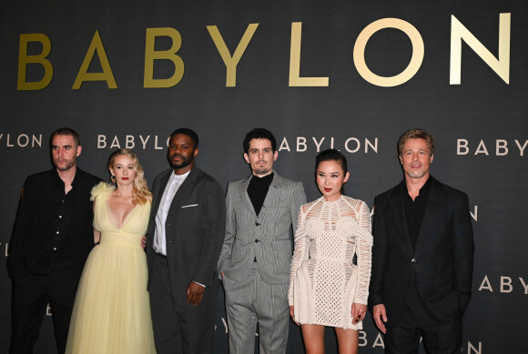 Matthew Plouffe, Olivia Hamilton, Jovan Adepo, Damien Chazelle, Li Jun Li et Brad Pitt à la première du film "Babylon" au cinéma Le Grand Rex à Paris, France, le 14 janvier 2023. © Coadic Guirec/Bestimage