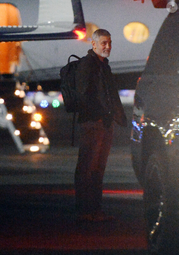 Exclusif - George Clooney et sa femme Amal Clooney atterrissent en jet privé à Los Angeles, Californie, Etats-Unis, le 5 décembre 2022. Le couple marche sur le tarmac à la sortie du jet privé.