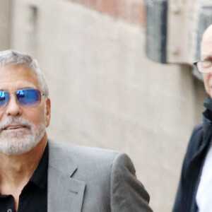 George Clooney et Julia Roberts quittent le plateau de l'émission "Jimmy Kimmel" à Los Angeles, le 13 octobre 2022. Les deux acteurs, qui se connaissent depuis plus de 20 ans, font la promotion du film "Ticket to Paradise".