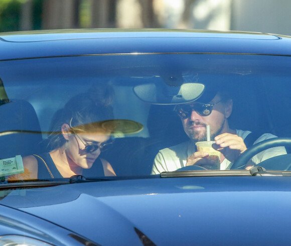 Leonardo DiCaprio et sa petite amie Nina Agdal sont allés acheter des boissons à emporter dans un Urth Cafe à Los Angeles.