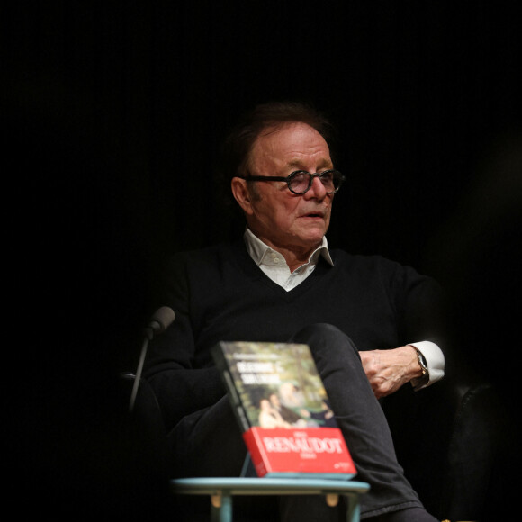 Le journaliste Guillaume Durand à la Station Ausone-Mollat à Bordeaux, France, le 10 janvier 2022, pour la présentation de son livre "Déjeunons sur l'herbe" (Prix Renaudot de l'essai 2022). © Jean-Marc Lhomer/Bestimage