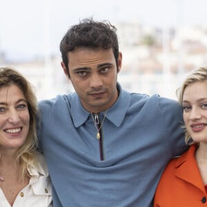 Valéria Bruni Tedeschi, Sofiane Bennacer, Nadia Tereszkiewicz au photocall du film "Les Amandiers" lors du 75ème Festival International du Film de Cannes, le 23 mai 2022. © Cyril Moreau / Bestimage