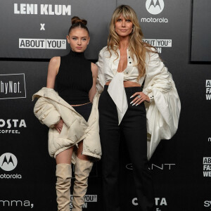 Leni Klum et sa mère Heidi Klum au photocall du défilé Leni Klum X About You "Collection Prêt-à-Porter Printemps/Eté 2023" lors de la Fashion Week de Milan (MLFW), le 22 septembre 2022. 