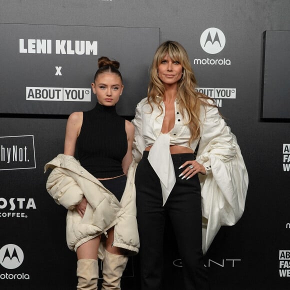 Leni Klum et sa mère Heidi Klum au photocall du défilé Leni Klum X About You "Collection Prêt-à-Porter Printemps/Eté 2023" lors de la Fashion Week de Milan (MLFW), le 22 septembre 2022. 