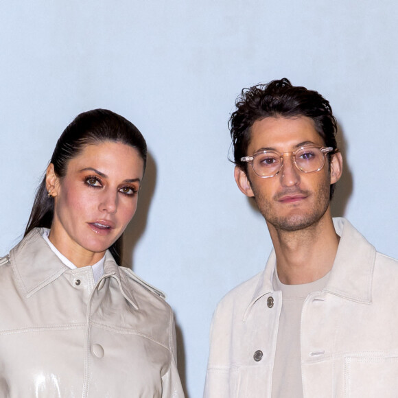 Pierre Niney et sa compagne Natasha Andrews - Photocall du défilé de mode Hommes "AMI" prêt-à-porter automne-hiver 2023/2024 lors de la fashion week de Paris. Le 19 janvier 2023 © Olivier Borde / Bestimage 