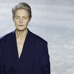 Charlotte Rampling - Défilé de mode Hommes "AMI" prêt-à-porter automne-hiver 2023/2024 à l'Opéra Bastille lors de la fashion week de Paris. Le 19 janvier 2023 