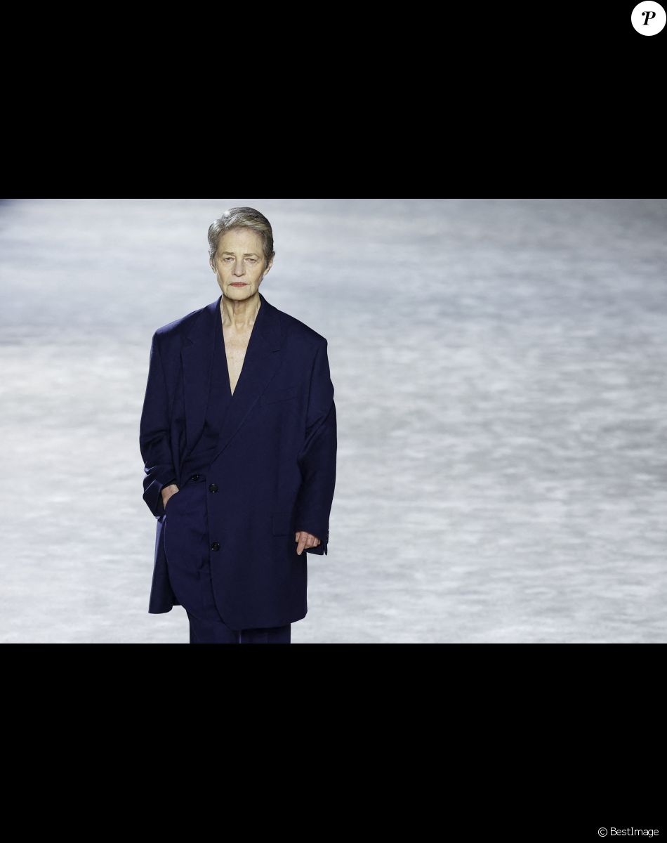 Charlotte Rampling - Défilé de mode Hommes "AMI" prêt-à-porter automne-hiver 2023/2024 à l'Opéra Bastille lors de la fashion week de Paris. Le 19 janvier 2023