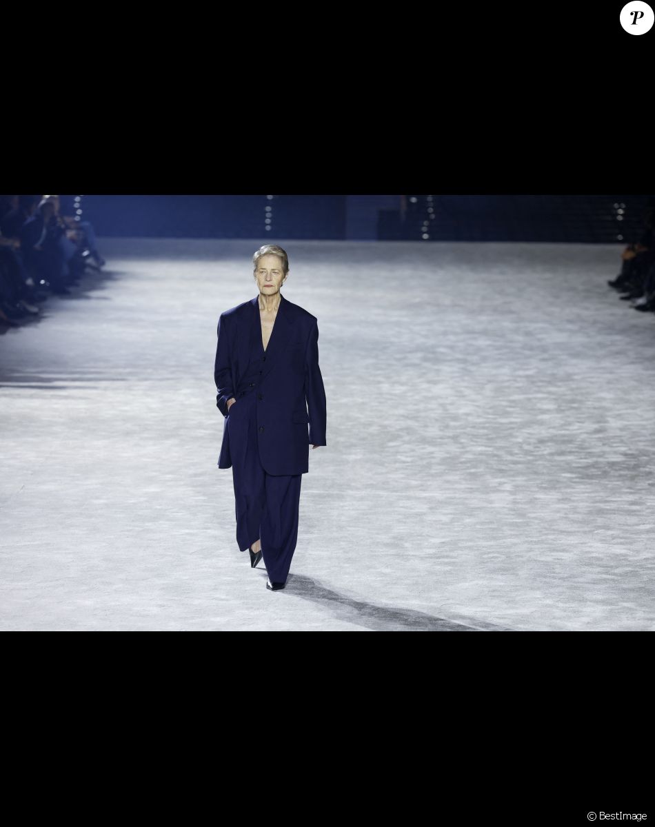 Charlotte Rampling - Défilé de mode Hommes "AMI" prêt-à-porter automne-hiver 2023/2024 à l'Opéra Bastille lors de la fashion week de Paris. Le 19 janvier 2023