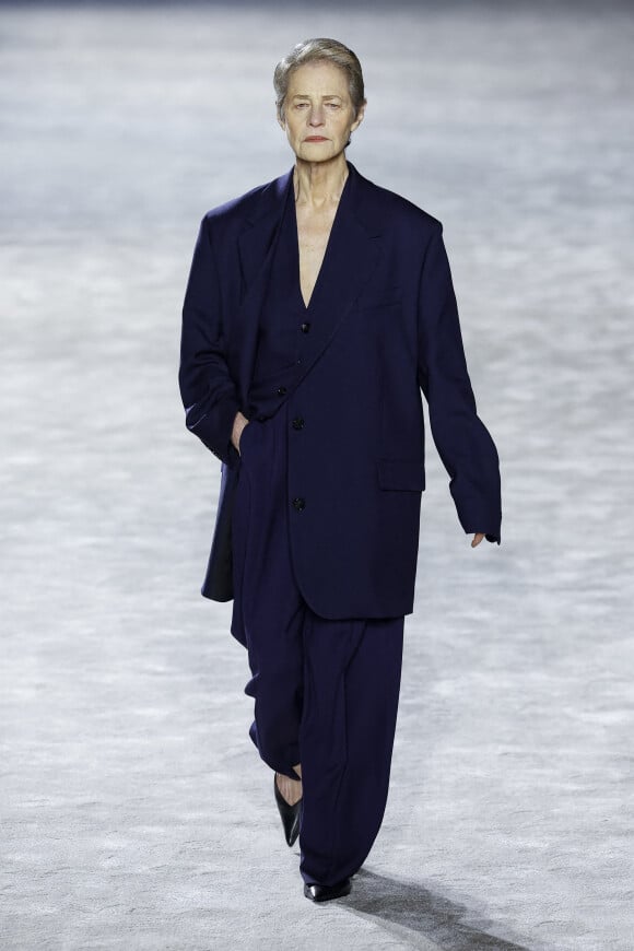 Charlotte Rampling - Défilé de mode Hommes "AMI" prêt-à-porter automne-hiver 2023/2024 à l'Opéra Bastille lors de la fashion week de Paris. Le 19 janvier 2023 