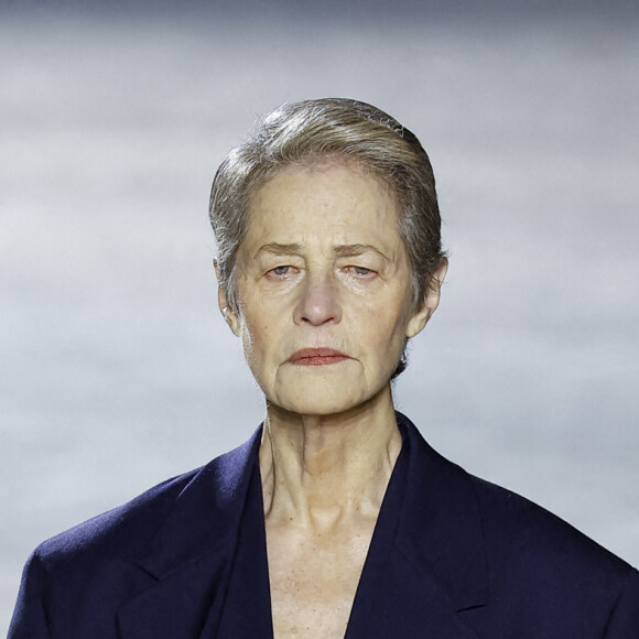 Charlotte Rampling - Défilé de mode Hommes "AMI" prêt-à-porter automne-hiver 2023/2024 à l'Opéra Bastille lors de la fashion week de Paris. Le 19 janvier 2023 