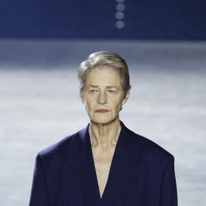 Charlotte Rampling - Défilé de mode Hommes "AMI" prêt-à-porter automne-hiver 2023/2024 à l'Opéra Bastille lors de la fashion week de Paris. Le 19 janvier 2023 