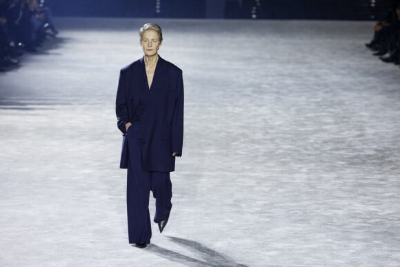 Charlotte Rampling - Défilé de mode Hommes "AMI" prêt-à-porter automne-hiver 2023/2024 à l'Opéra Bastille lors de la fashion week de Paris. Le 19 janvier 2023 