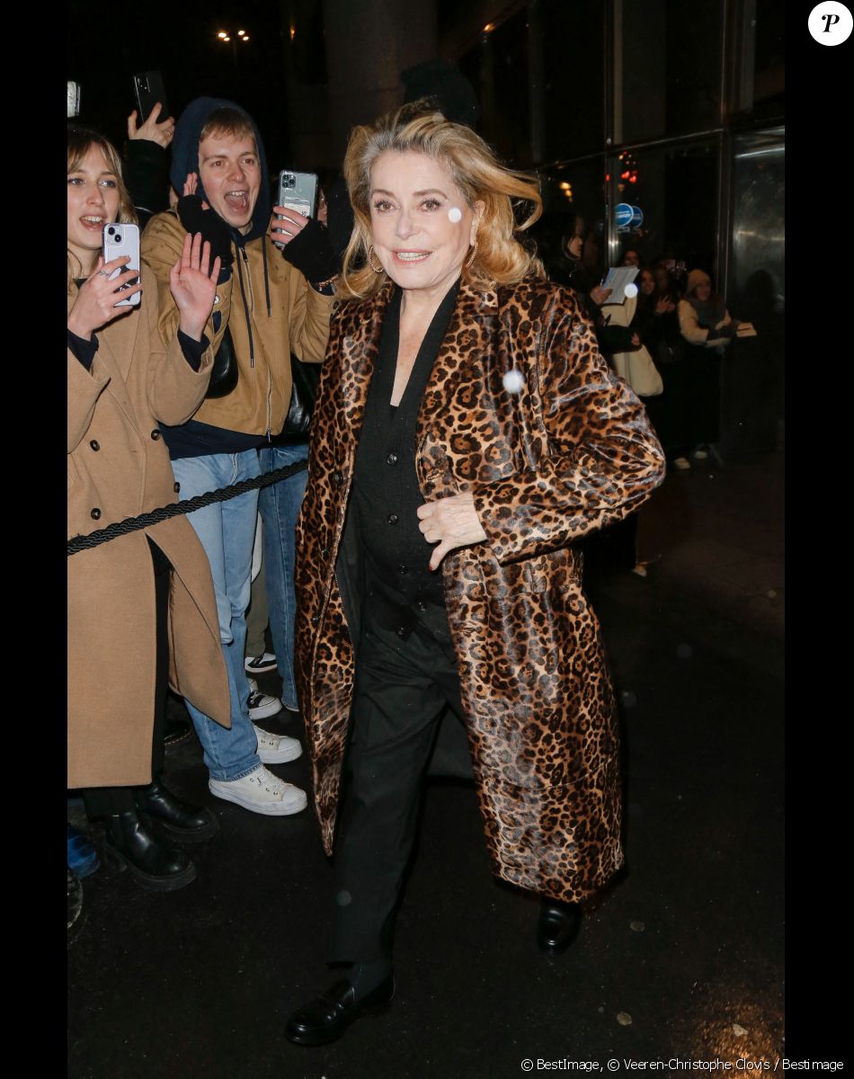 Catherine Deneuve - Arrivées au défilé de mode Hommes "AMI" prêt-à-porter automne-hiver 2023/2024 lors de la fashion week de Paris. Le 19 janvier 2023 © Veeren-Christophe Clovis / Bestimage