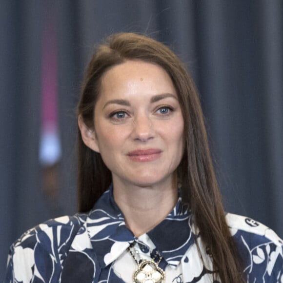 Marion Cotillard lors de la présentation de la pièce "Jeanne d'Arc au bûcher" au théâtre Royal à Madrid le 1er juin 2022.