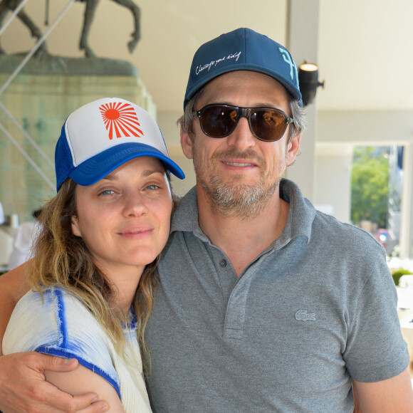 Exclusif - Marion Cotillard et son compagnon Guillaume Canet dans la tente VIP lors du Longines Paris Eiffel Jumping au Champ de Mars à Paris. © Veeren Ramsamy/Bestimage