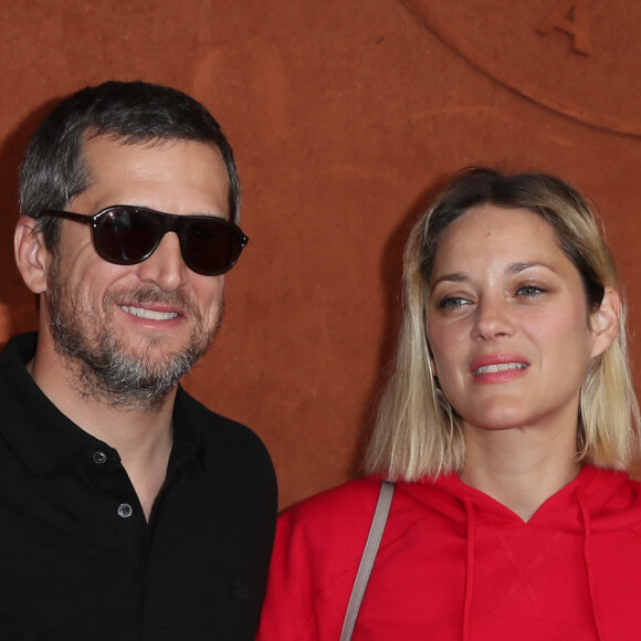 Guillaume Canet et sa compagne Marion Cotillard au village lors des internationaux de tennis de Roland Garros à Paris, le 10 juin 2018. © Moreau-Jacovides/Bestimage