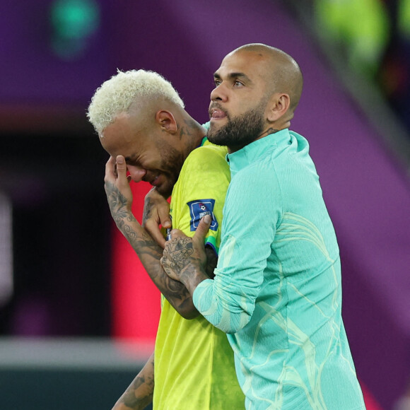 Déception de Neymar Jr. avec Dani Alves à la fin du match de football de quart de finale opposant le Brésil à la Croatie lors de la coupe du Monde au stade Education City à Al Rayyan au Qatar,, le 9 décembre 2022. © William Volcov/Zuma Press/Bestimage