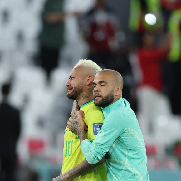 Déception de Neymar Jr. avec Dani Alves à la fin du match de football de quart de finale opposant le Brésil à la Croatie lors de la coupe du Monde au stade Education City à Al Rayyan au Qatar,, le 9 décembre 2022. © William Volcov/Zuma Press/Bestimage