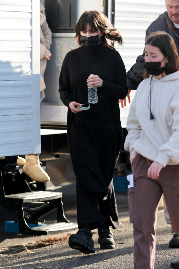 Selena Gomez se rend sur le tournage du film "Only Murders in the Building" à New York le 18 janvier 2023.  New York, NY - Selena Gomez dons all-black attire and futuristic-looking boots as she gets ready to film for 'Only Murders in the Building' in NY. Pictured: Selena Gomez 
