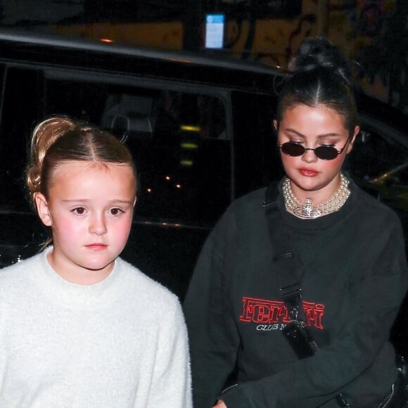 Exclusif - Nicola Peltz est allée fêter son 28ème anniversaire avec son mari, Brooklyn Beckham, sa meilleure amie Selena Gomez et sa demi-soeur Gracie Teefey au restaurant Cecconi à Los Angeles le 8 janvier 2023.  West Hollywood, CA - EXCLUSIVE - Nicola Peltz was spotted arriving together with her husband Brooklyn, BFF Selena Gomez, and Selena's young half-sister Gracie at her birthday dinner at Cecconi's Restaurant in Los Angeles. Pictured: Selena Gomez, Gracie Teefey 