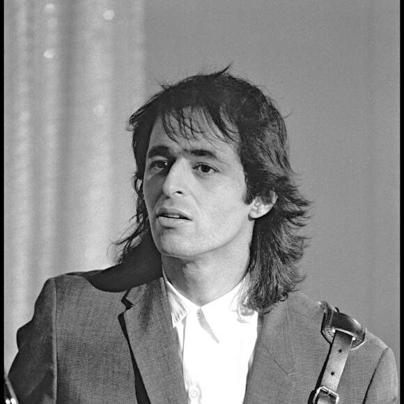 Archives - Jean-Jacques Goldman sur le plateau de l'émission Champs-Elysées en 1986.