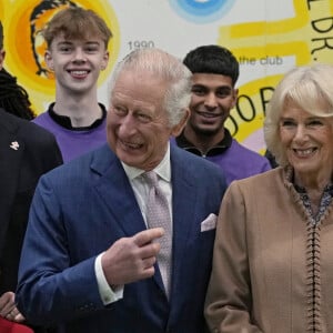 Le roi Charles III d'Angleterre et Camilla Parker Bowles, reine consort d'Angleterre, lors d'une visite au centre communautaire de Norbrook à Wythenshawe, Royaume Uni, le 20 janvier 2023, dans le cadre de leur visite au Grand Manchester. 