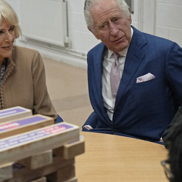 Le roi Charles III d'Angleterre et Camilla Parker Bowles, reine consort d'Angleterre, lors d'une visite au centre communautaire de Norbrook à Wythenshawe, Royaume Uni, le 20 janvier 2023, dans le cadre de leur visite au Grand Manchester. 