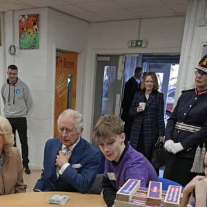 Le roi Charles III d'Angleterre et Camilla Parker Bowles, reine consort d'Angleterre, lors d'une visite au centre communautaire de Norbrook à Wythenshawe, Royaume Uni, le 20 janvier 2023, dans le cadre de leur visite au Grand Manchester. 