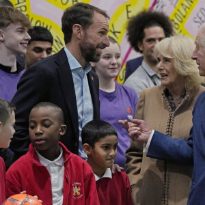 Le roi Charles III d'Angleterre et Camilla Parker Bowles, reine consort d'Angleterre, lors d'une visite au centre communautaire de Norbrook à Wythenshawe, Royaume Uni, le 20 janvier 2023, dans le cadre de leur visite au Grand Manchester. 