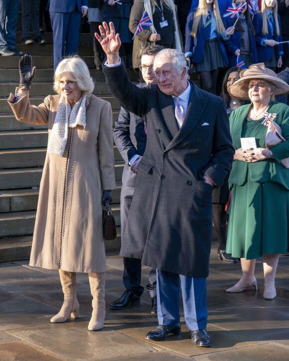 Le roi Charles III d'Angleterre et Camilla Parker Bowles, reine consort d'Angleterre, visitent l'hôtel de ville de Bolton, Royaume Uni, 20 janvier 2023, pour se joindre à une réception pour rencontrer des représentants de la communauté, dans le cadre d'une visite dans le Grand Manchester. 