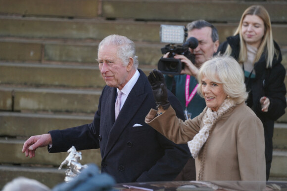 Le roi Charles III d'Angleterre en compagnie de Camilla Parker Bowles, reine consort d'Angleterre, est accueilli à sa descente du train royal à son arrivée à la gare Victoria Station à Manchester, le 20 janvier 2023. 