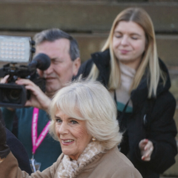 Le roi Charles III d'Angleterre en compagnie de Camilla Parker Bowles, reine consort d'Angleterre, est accueilli à sa descente du train royal à son arrivée à la gare Victoria Station à Manchester, le 20 janvier 2023. 