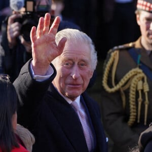 Le roi Charles III d'Angleterre en compagnie de Camilla Parker Bowles, reine consort d'Angleterre, est accueilli à sa descente du train royal à son arrivée à la gare Victoria Station à Manchester, le 20 janvier 2023. 