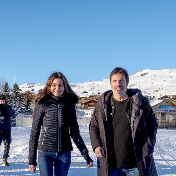 Le scupteur Richard Orlinski et sa compagne la comédienne Elisa Bachir Bey arrivent en hélicoptère à l'altiport pour le 26ème Festival International de Comédie de l'Alpe d'Huez en Isère, le 20 janvier 2023.