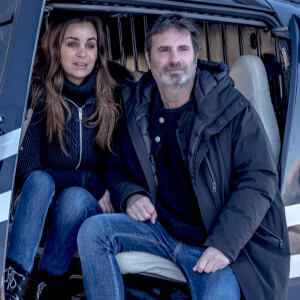 Le scupteur Richard Orlinski et sa compagne la comédienne Elisa Bachir Bey arrivent en hélicoptère à l'altiport pour le 26ème Festival International de Comédie de l'Alpe d'Huez en Isère, le 20 janvier 2023.