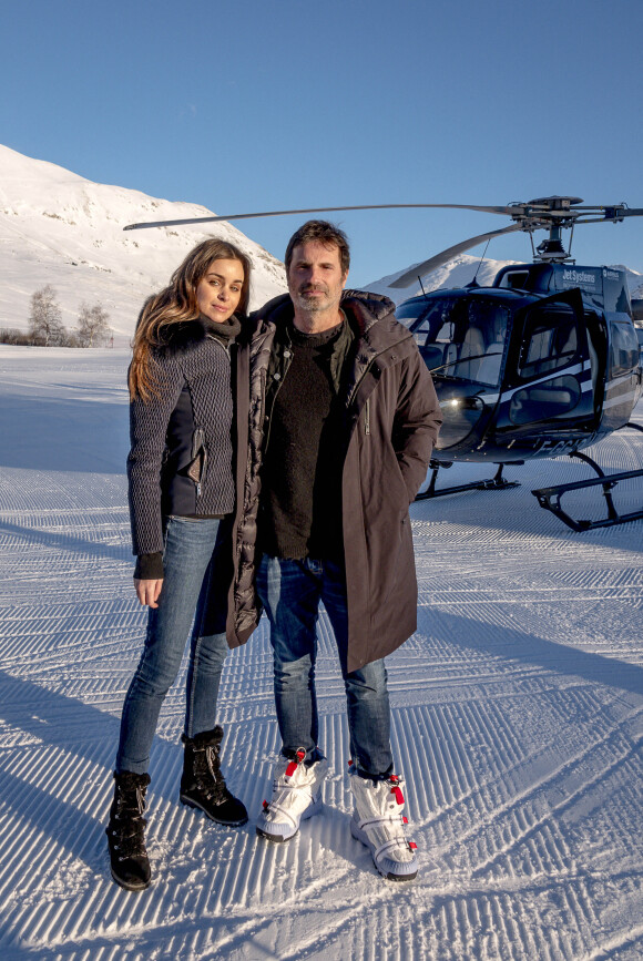 Le scupteur Richard Orlinski et sa compagne la comédienne Elisa Bachir Bey arrivent en hélicoptère à l'altiport pour le 26ème Festival International de Comédie de l'Alpe d'Huez en Isère.