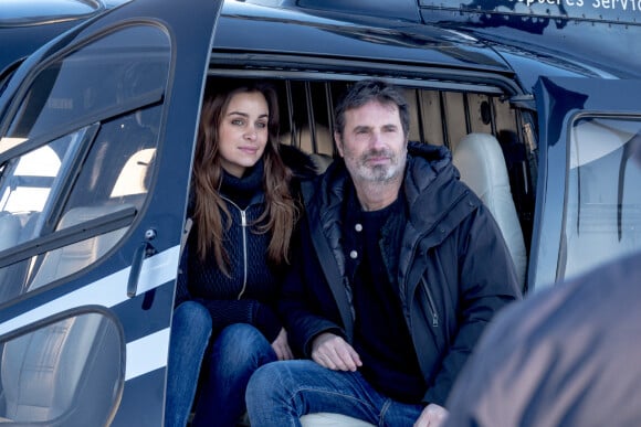 Le scupteur Richard Orlinski et sa compagne la comédienne Elisa Bachir Bey arrivent en hélicoptère à l'altiport pour le 26ème Festival International de Comédie de l’Alpe d’Huez en Isère, le 20 janvier 2023. 