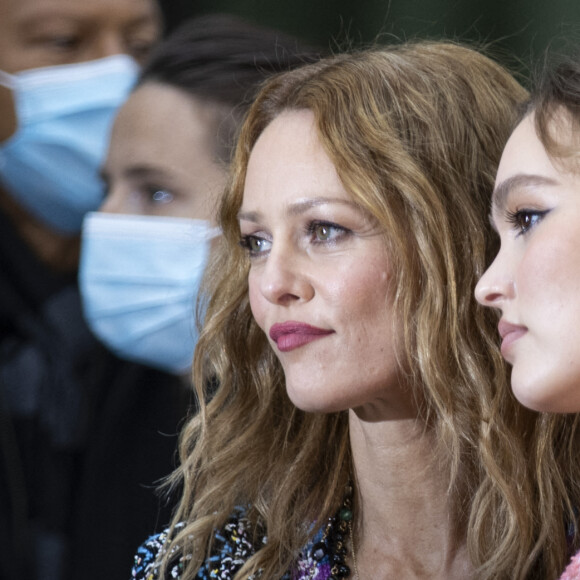 Vanessa Paradis et sa fille Lily Rose Depp - Photocall du défilé de mode prêt-à-porter printemps-été 2021 "Chanel" au Grand Palais à Paris. Le 6 octobre 2020 © Olivier Borde / Bestimage 