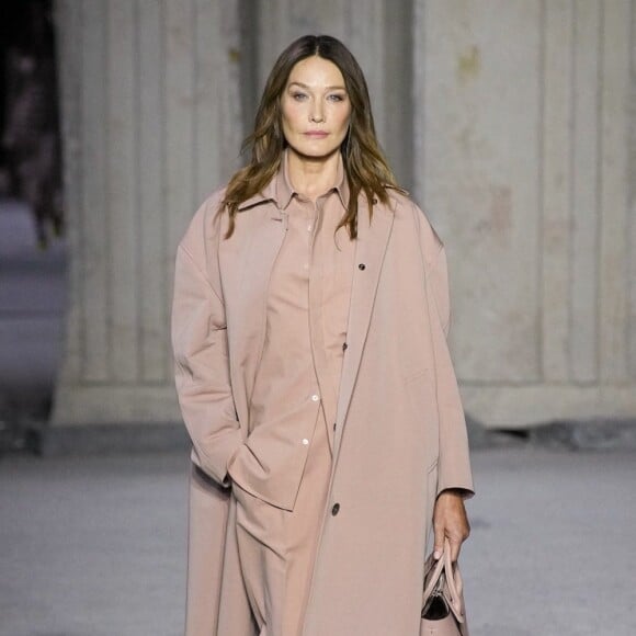 Carla Bruni défile pour le défilé de mode de la collection Tod's Spring Summer 2023 à la Milan Fashion Week SS23 (23 septembre 2022).