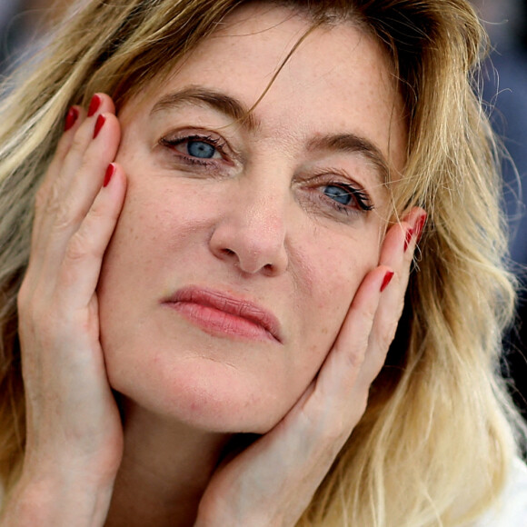 Valeria Bruni-Tedeschi au photocall de "Les amandiers" lors du 75ème Festival International du Film de Cannes, France, le 23 mai 2022. © Dominique Jacovides/Bestimage
