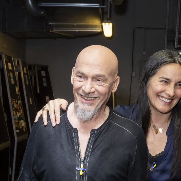 Exclusif - Florent Pagny et sa femme Azucena - Backstage de l'émission spéciale "Unis pour l'Ukraine" à la Maison de la Radio et de la Musique, diffusée en direct sur France 2 et présentée par Nagui et Leïla.Kaddour à Paris le 8 mars 2022. France Télévisions et Radio France s'associent, face à l'urgence humanitaire, pour soutenir et aider le peuple ukrainien et toutes les populations touchées par le conflit, sur place et dans les pays limitrophes. Le service public s'engage aux côtés de la Croix-Rouge française, qui lance un appel aux dons financiers, pour faire face aux besoins humanitaires, qui ne cessent de s'intensifier. Cette soirée spéciale est diffusée en simultané sur France 2 et France Inter avec un concert exceptionnel en direct, avec la participation des formations musicales de Radio France. Avec cette soirée, France Télévisions et Radio France permettent aux Français de répondre concrètement à l'urgence humanitaire, à l'intérieur et à l'extérieur de l'Ukraine, à travers des dons à la Croix-Rouge française. © Cyril Moreau / Jack Tribeca / Bestimage  (No Web - pour suisse et Belgique)  Exclusive - For Germany call for price - "United for Ukraine" TV live event to support the Ukrainian people and all the populations affected after the invasion of Russia in Ukraine. French Radio France and France Television are committed alongside the French Red Cross, which launched an appeal for donations in the early hours of the conflict. Paris, March 8th 2022 