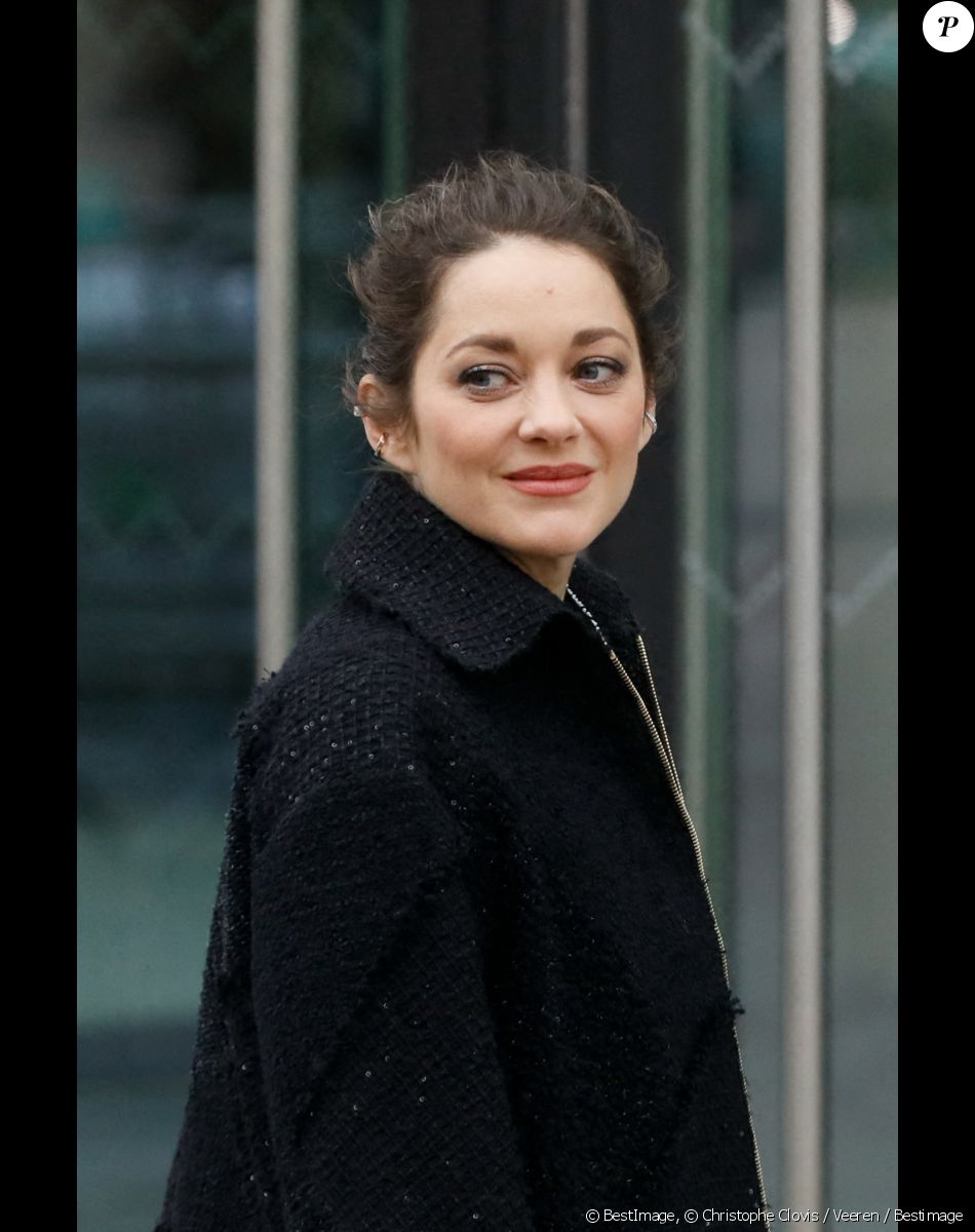 Marion Cotillard - Arrivées au défilé Chanel Haute Couture printemps / été 2023 lors de la fashion week à Paris le 24 janvier 2023. © Christophe Clovis / Veeren / Bestimage