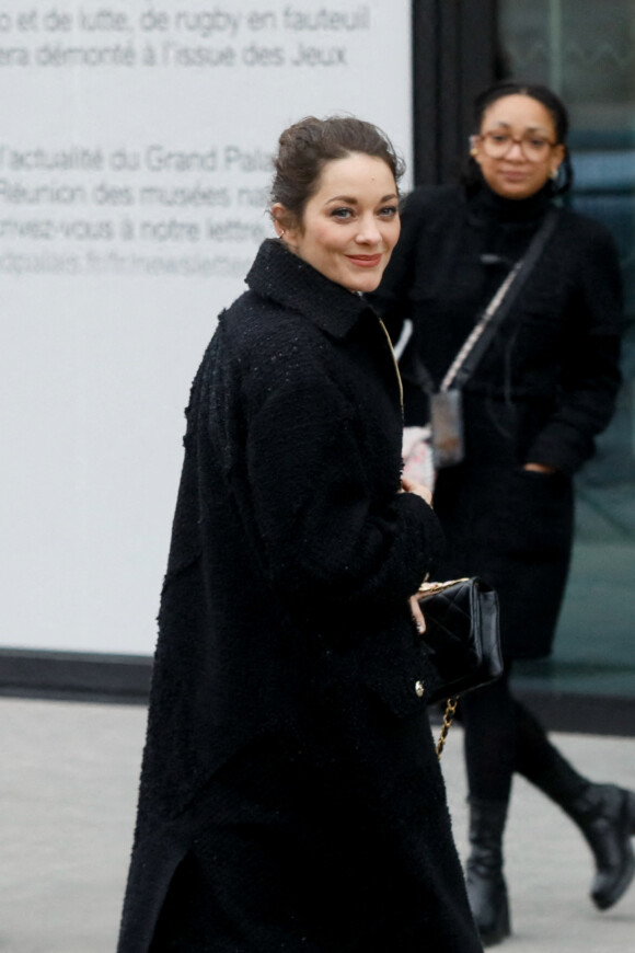 Marion Cotillard - Arrivées au défilé Chanel Haute Couture printemps / été 2023 lors de la fashion week à Paris le 24 janvier 2023. © Christophe Clovis / Veeren / Bestimage 