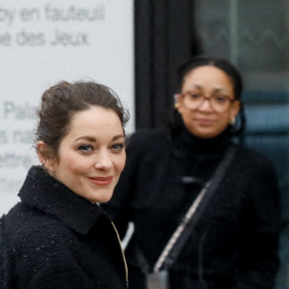 Marion Cotillard - Arrivées au défilé Chanel Haute Couture printemps / été 2023 lors de la fashion week à Paris le 24 janvier 2023. © Christophe Clovis / Veeren / Bestimage 
